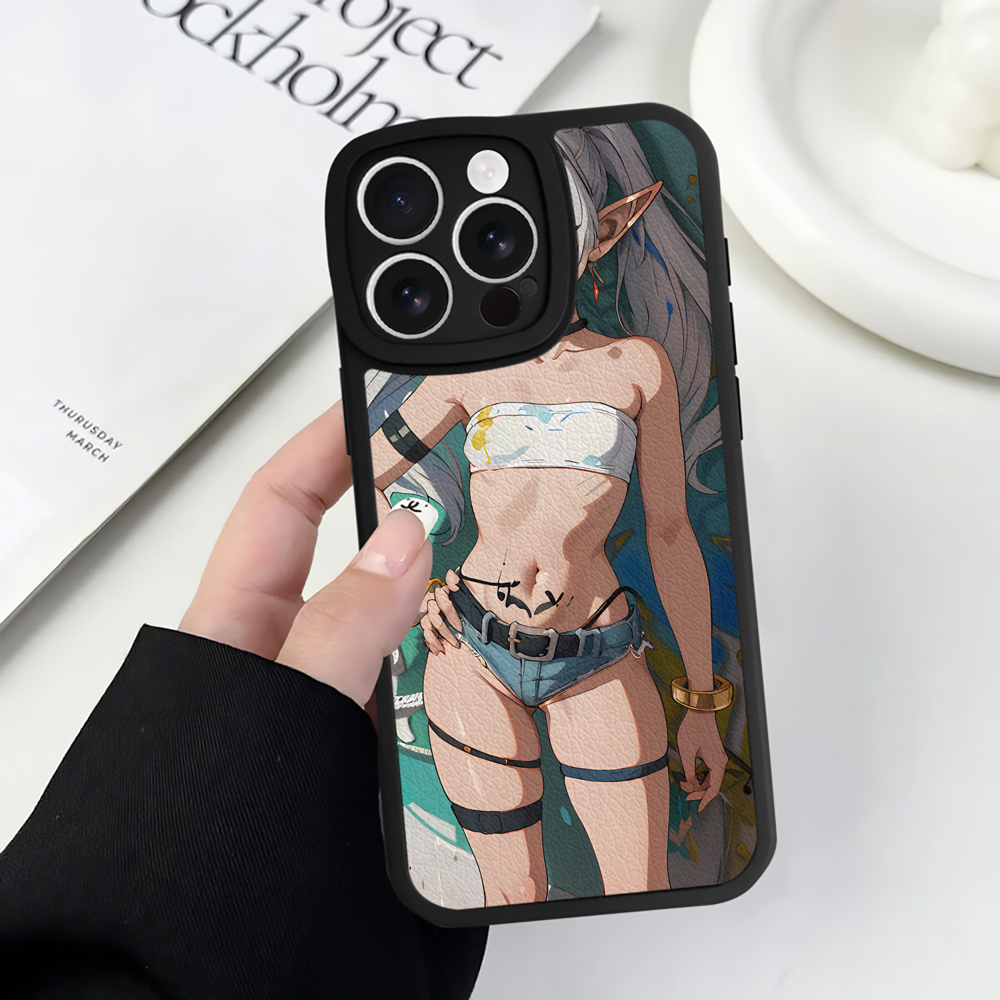 （画像用） 葬送のフリーレン Frieren 【iPhone 16シリーズ対応】シリコンスマホケース（レザー調） 材質：シリコン